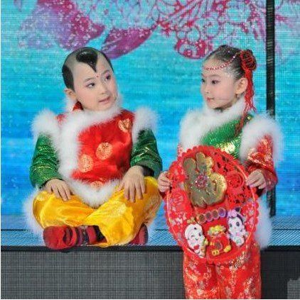 邓鸣贺(左)和妹妹邓鸣璐在央视蛇年春晚中表演《剪花花》